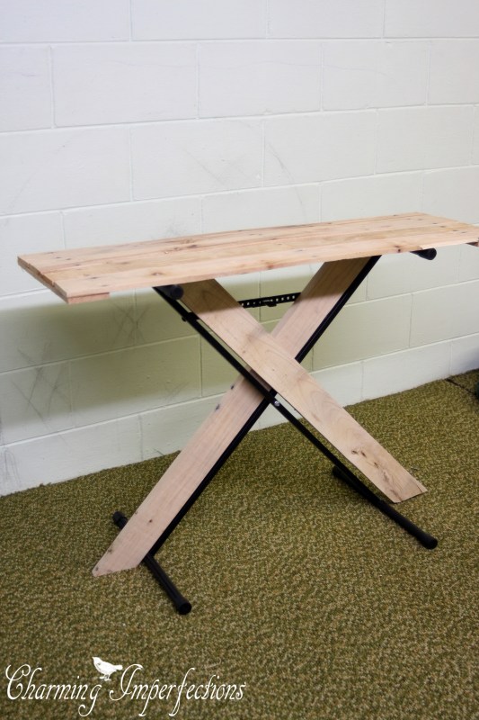 With these simple materials this piano stand can be upgraded.