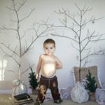 Taking pictures as fast as possible to take advantage of a few moments of beautiful sunlight isn't easy when they keep getting photobombed by a toddler! #atleasthescute
Those trees are on @seevanessacraft today for the #20craftydaysofChristmas series!
#bloggingtrouble #blogtrouble #onlybloggersunderstand #blogging #blog #rustic #neutral #toddler #Christmas15